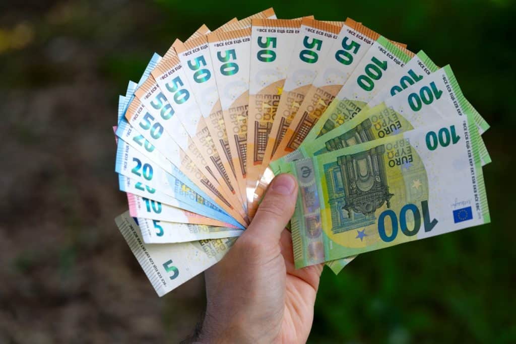 Mikrofinancije i njihov utjecaj na lokalnu ekonomiju Mikrofinancije i njihov utjecaj na lokalnu ekonomiju